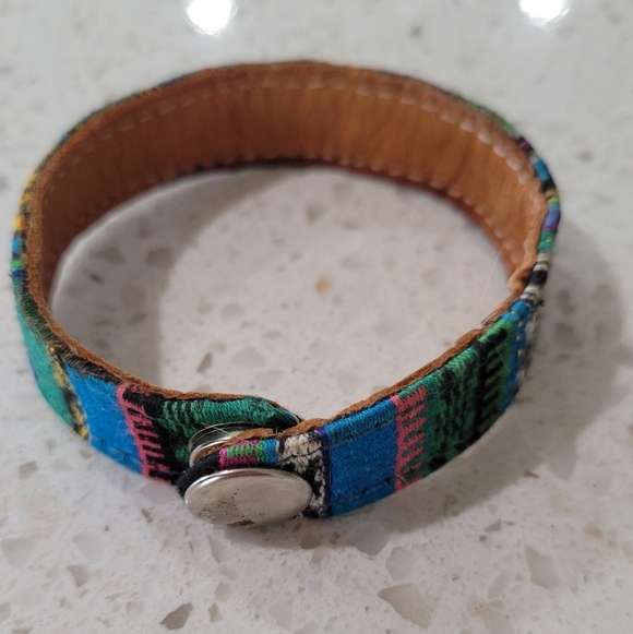 🌈 Vintage 90s Guatemalan Woven Bracelet – Handmade & Full of Color - Picture 2 of 3